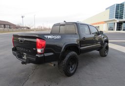 2016 Toyota Tacoma - Thumbnail 10