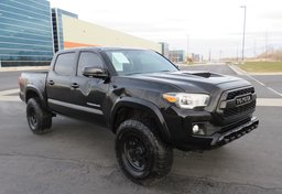 2016 Toyota Tacoma - Thumbnail 3