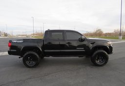 2016 Toyota Tacoma - Thumbnail 12