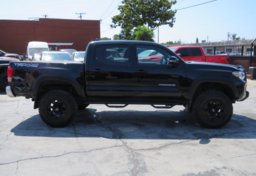 2016 Toyota Tacoma - Thumbnail 12