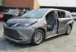 2022 Toyota Sienna - Thumbnail 2