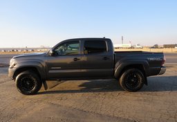 2015 Toyota Tacoma - Thumbnail 9