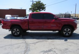 2016 Toyota Tacoma - Thumbnail 11