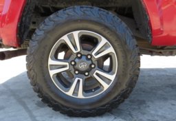 2016 Toyota Tacoma - Thumbnail 17