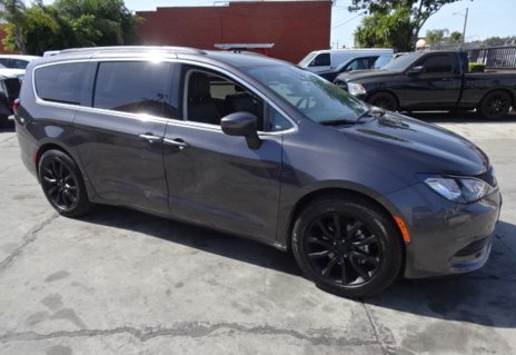 Picture of 2020 Chrysler Voyager