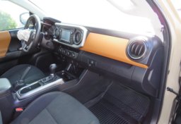 2017 Toyota Tacoma - Thumbnail 32