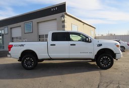 2017 Nissan Titan XD - Thumbnail 10