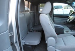 2014 Toyota Tacoma - Thumbnail 30