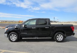 2017 Nissan Titan - Thumbnail 11