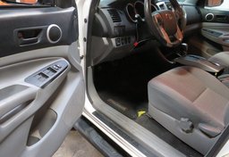 2015 Toyota Tacoma - Thumbnail 12