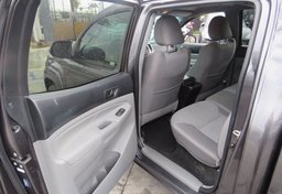 2015 Toyota Tacoma - Thumbnail 24