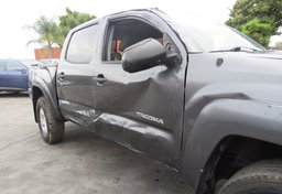 2015 Toyota Tacoma - Thumbnail 14