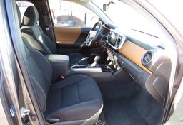 2017 Toyota Tacoma - Thumbnail 33