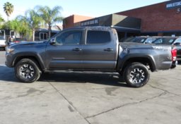 2017 Toyota Tacoma - Thumbnail 5