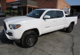 2017 Toyota Tacoma - Thumbnail 2