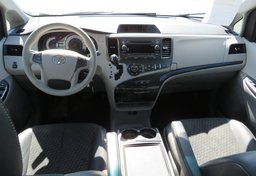 2014 Toyota Sienna - Thumbnail 25