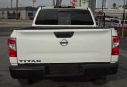 2019 Nissan Titan - Thumbnail 11