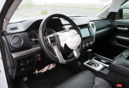 2014 Toyota Tundra 4WD Truck - Thumbnail 23