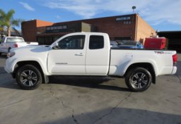 2017 Toyota Tacoma - Thumbnail 9