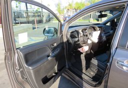 2020 Toyota Sienna - Thumbnail 19