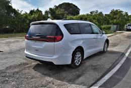 Picture of 2022 Chrysler Pacifica