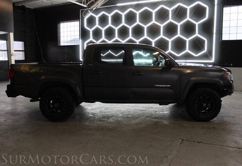 2017 Toyota Tacoma 4x4 SR V6 - Image 9