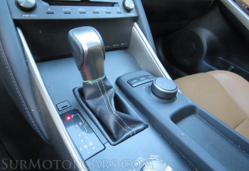 2020 Lexus IS - Image 38