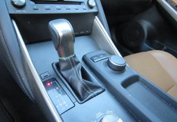 2020 Lexus IS - Image 38