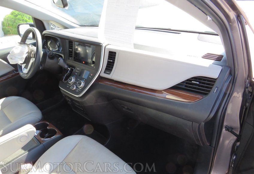 2016 Toyota Sienna - Image 25