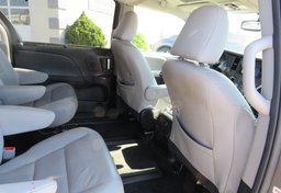 2016 Toyota Sienna - Image 30