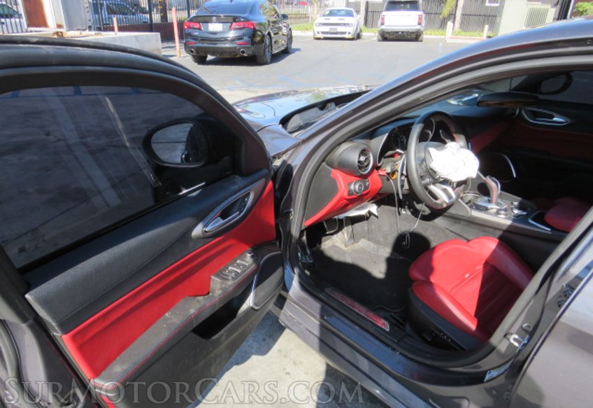 2020 Alfa Romeo Giulia - Image 18