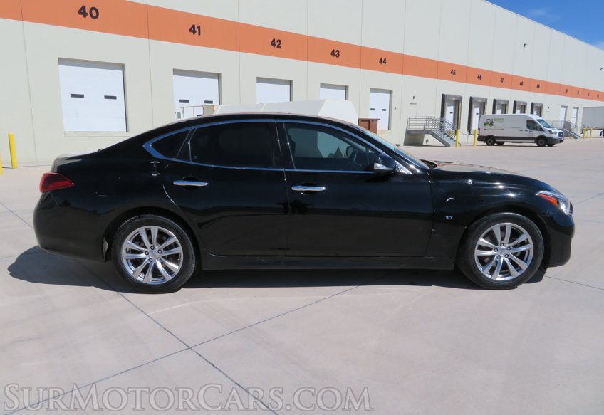 2017 Infiniti Q70 - Image 10