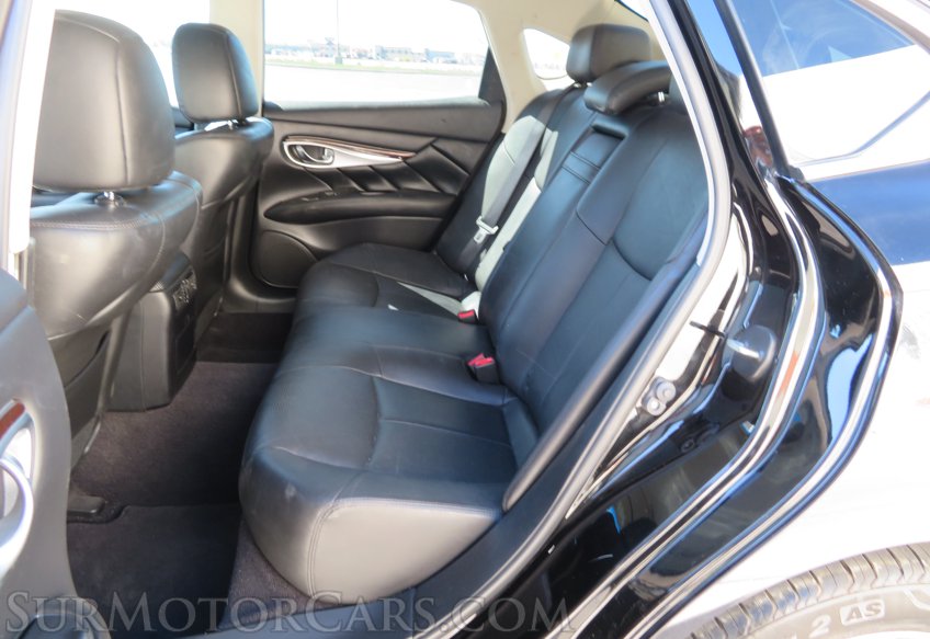 2017 Infiniti Q70 - Image 32