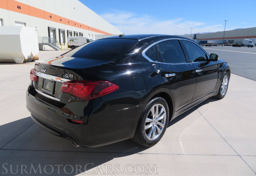 2017 Infiniti Q70 - Image 9