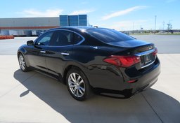 2017 Infiniti Q70 - Image 8