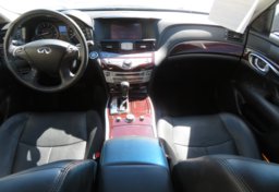 2017 Infiniti Q70 - Image 30