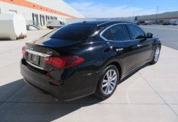 2017 Infiniti Q70 - Image 7