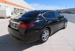 2017 Infiniti Q70 - Image 9