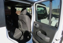 2022 Jeep Gladiator - Image 19