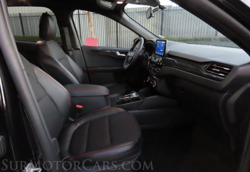 2025 Ford Escape AWD ST-Line - Image 22