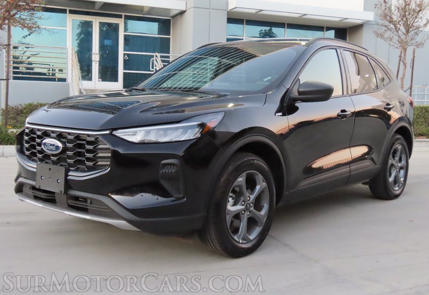 2025 Ford Escape AWD ST-Line - Image 4