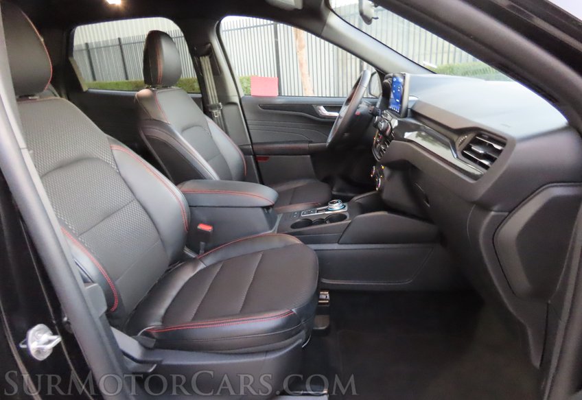 2025 Ford Escape AWD ST-Line - Image 21