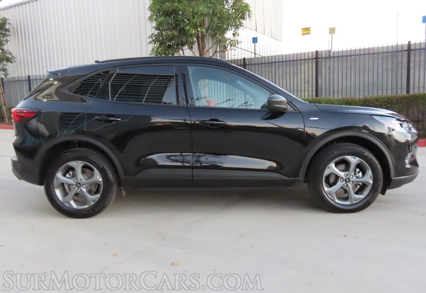 2025 Ford Escape AWD ST-Line - Image 10
