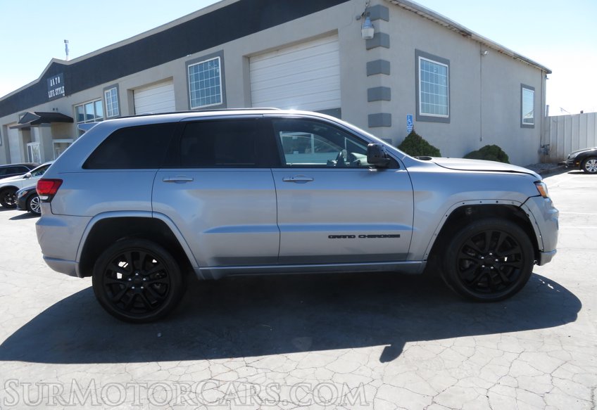 2017 Jeep Grand Cherokee - Image 11