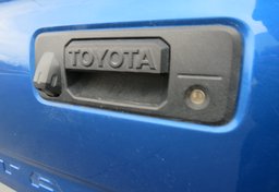 2017 Toyota Tacoma - Image 28