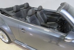 2017 Volkswagen Beetle Convertible - Image 28