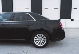 2014 Chrysler 300 - Image 10