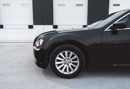 2014 Chrysler 300 - Image 9