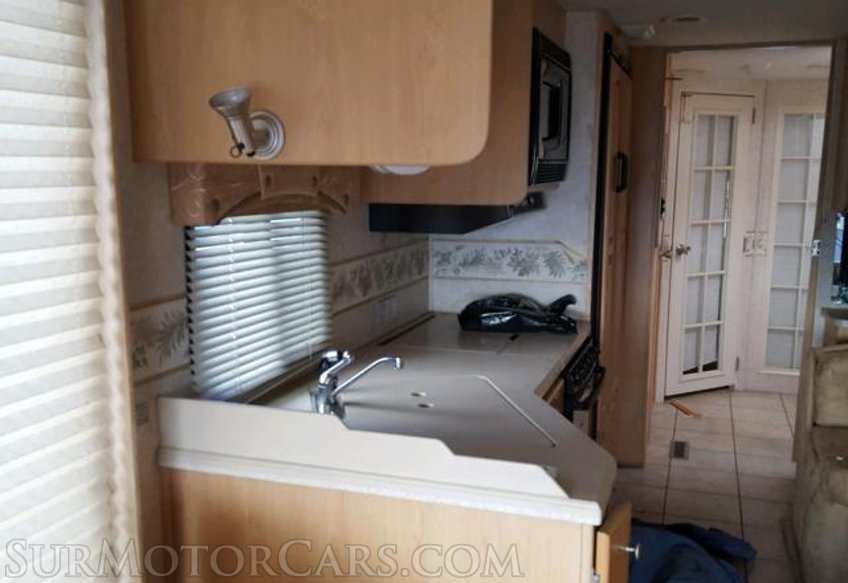 2004 Damon Intruder RV - Image 9