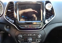 2019 Jeep Cherokee - Image 40